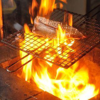 Kinka鯖魚是在優質漁場“ Kinkasan”附近的富海中捕撈的鯖魚，被稱為“ Kinka鯖魚”，並且是作為以石卷魚市場為中心的區域品牌業務而新成立的。可以品嚐到金剛鯖魚炭燒1280日元，生魚片990日元，烤條壽司750日元！宮城的特色菜。牛舌炭烤架1780日元