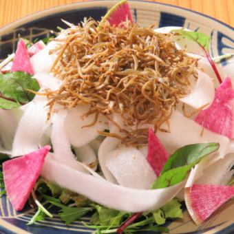 Refreshing salad with fried sardines and daikon radish (plum shiso dressing)