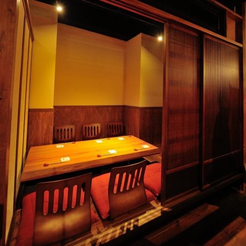 The popular hori-kotatsu private room can accommodate parties of up to 8 people.