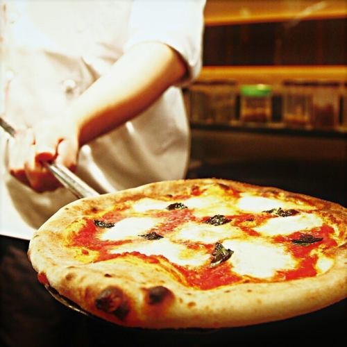 Free refills of oven-baked Neapolitan pizza