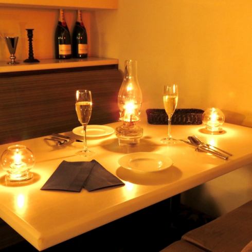 A soft and fluffy sofa♪ The dimmed lighting creates a cozy space◎