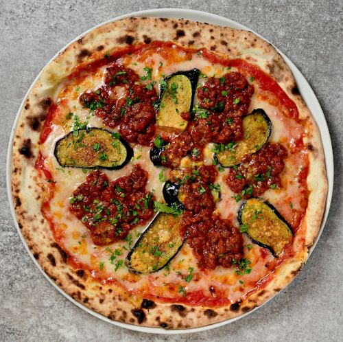 Coarse-ground Bolognese and fried eggplant pizza