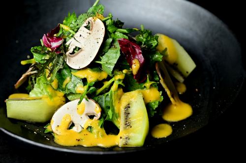 Watercress, mushroom and kiwi salad with carrot ginger dressing