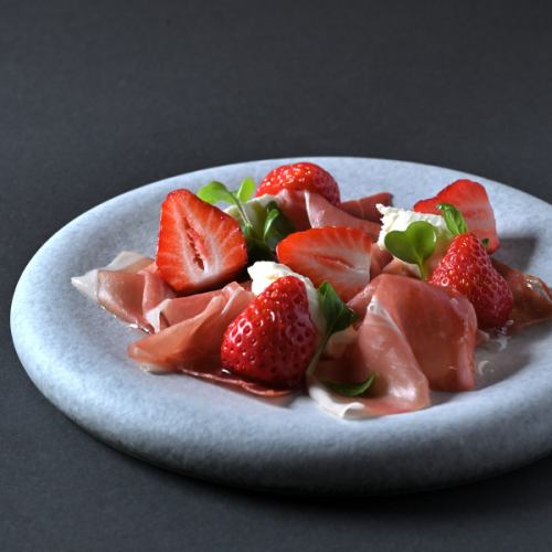 苺と生ハムと北海道産クリームチーズ