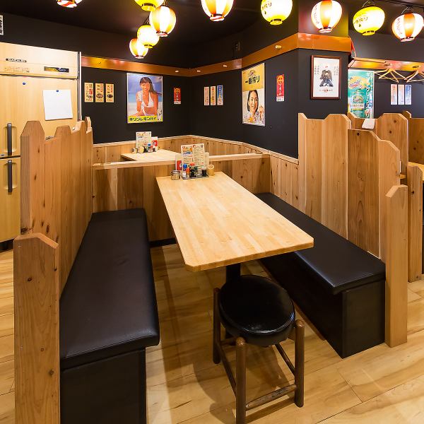 [Tables that can accommodate up to 9 people] The inside of the restaurant is a cozy space filled with the warmth of wood.The interior of the store has an open and retro atmosphere, accented with colorful lanterns.After work or with friends, please heal your daily fatigue with our signature yakitori and chicken dishes.