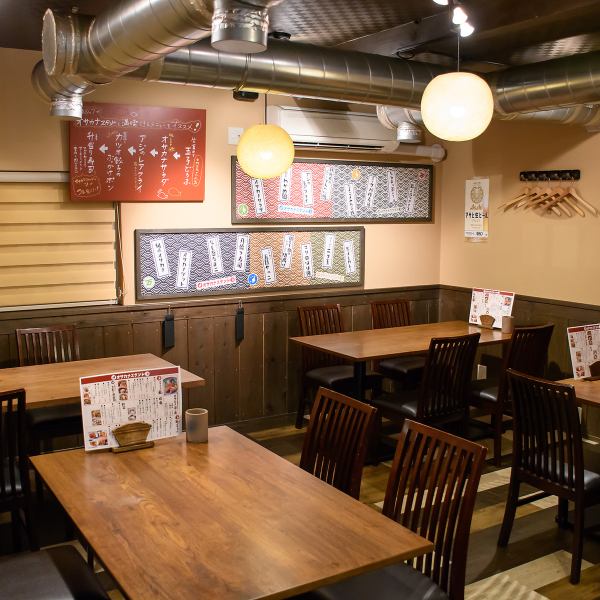 明るい雰囲気のひらけたテーブル席が自慢！ちょっと小上がりのテーブル席空間は手作り感と落ち着いた雰囲気を演出しております