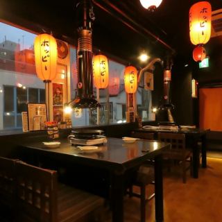 这是一张可容纳2至4人的桌子。下班后，请和朋友们一起来享受吧！我们还提供与内脏完美搭配的威士忌、啤酒、日本酒等酒类！