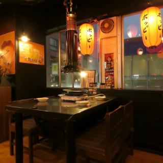 这张桌子可以坐2-5个人。欢迎下班后和朋友们一起来！我们以内脏为主，提供种类丰富的肉类！此外，还有人气的稀有部位，以及深受女性喜爱的猪蹄。期待您的光临！