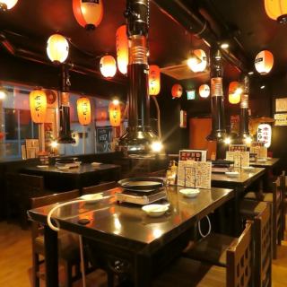 餐厅的桌子可以拼在一起使用！可容纳9至14人。非常适合下班后的酒会、宴会，或是与朋友聚餐。