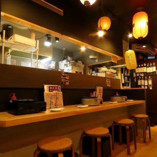 吧台座位非常适合下班后光临。您可以独自享用肉类和美酒，也可以与伴侣一起享用饮品。请根据场景使用♪