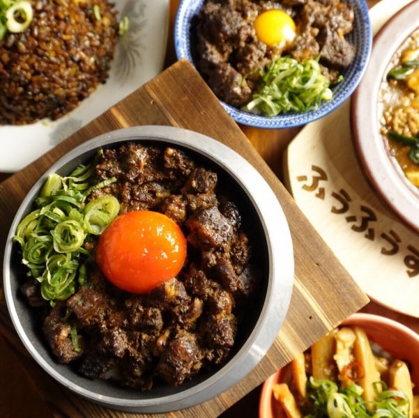 根據您的胃口，我們提供鍋煮滷肉飯或少量滷肉飯。