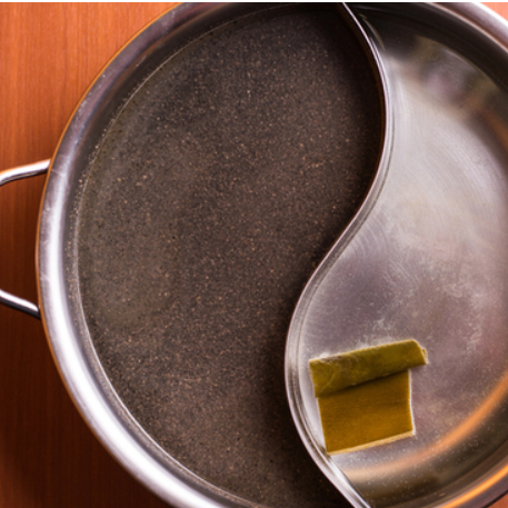 您可以一次享受两种口味★著名的“黑汤”以原始的咸酱和大量的黑芝麻为特色！