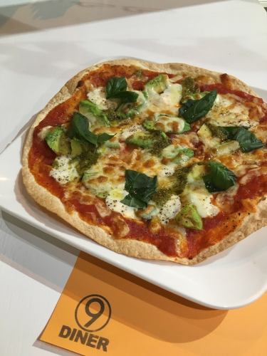 avocado and mozzarella pizza