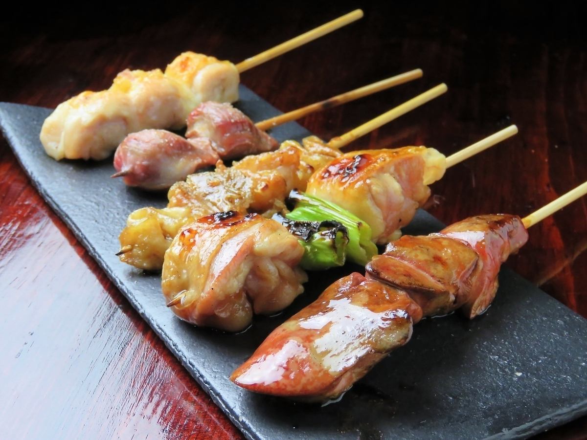 Please enjoy the charcoal-grilled yakitori carefully prepared with all your heart in a private room with a horigotatsu table.