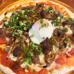 A Japanese-Western style pizza with plenty of beef tendon and burdock root toppings