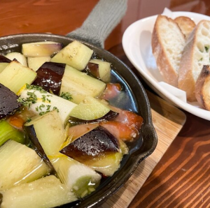 Japanese-style hijo with eggplant, white onion and sausage