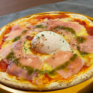 Ham and sashimi egg pizza