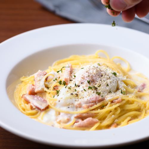 "Made with fresh sashimi eggs from Tondabayashi" Carbonara with sashimi eggs and soft-boiled egg / 1,210 yen (tax included)