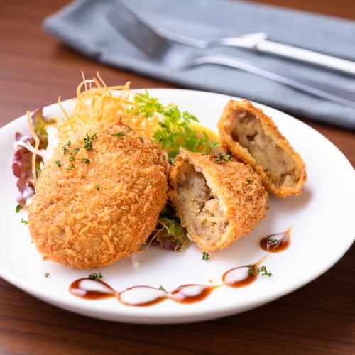 "The crispy texture is irresistible!" Domestic beef and "Touya" croquette / 660 yen (tax included)