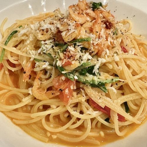駿河湾産桜エビとルッコラとフレッシュトマトのパスタ