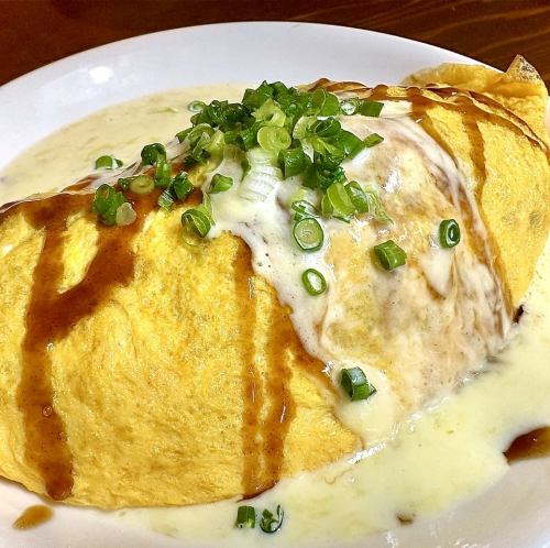 牛ホルモン炒め卵巻き　チーズソースがけ