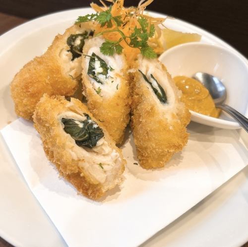 鸡胸肉芝士卷饼，紫苏叶香气浓郁，配咖喱酱。