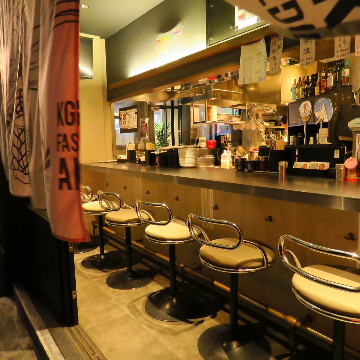 店内にはカウンター席が8席ございます！