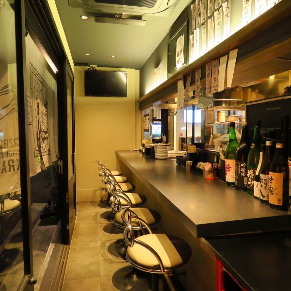 【テラス席：6席】開放感あふれる店外のテラス席をご用意。夜風が心地よい空間で、自慢の町中華やラーメンを味わえます。仲間とワイワイ楽しむ宴会や飲み会にも最適です！少人数のでの飲み会から同僚や友人との宴会まで幅広くご利用いただけます！ご希望のお客様は、是非ご予約ください！