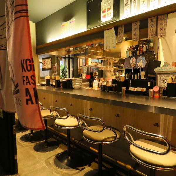 【カウンター席：9席】スタイリッシュなカウンター席。落ち着いたバーのような雰囲気のおしゃれな空間で本格的な町中華をご堪能いただけます。目の前には豊富な日本酒や焼酎のメニュー。自分好みの美酒を見つけてください♪お仕事帰りのサク飲みにもおすすめです！