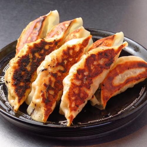 パリッと香ばしい！自慢の餃子をおつまみに一杯♪