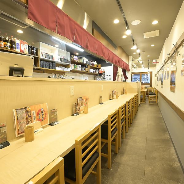 1Fに計8席を確保したカウンター席は、お一人様でも気軽にお立ち寄りいただける特等席です。整理整頓された清潔な空間は活気ある雰囲気を感じられ、スタッフとの距離が近いのも魅力。明るい光に包まれた席で、職人が心を込めて焼き上げる熱々の串を堪能できます。サク飲みや深夜の二軒目利用にもぜひご活用ください!