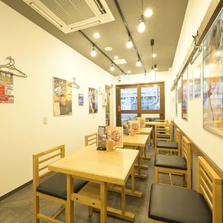 【1F】4名様まで対応可能なテーブル席は、仕事帰りの飲み会や日常の食事利用に大変便利です。広めの天板を採用しているため、たくさんの料理を並べてもゆったりとお食事が楽しめます。白壁に囲まれた明るい内装は清潔感に溢れ、賑やかな京橋の夜を感じながらもリラックスして過ごせる空間づくりを徹底しております◎