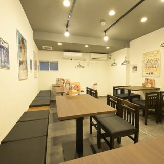 【2F】4名様用テーブル席を計10卓備えた開放感のある空間です。大人数での宴会から中規模の集まりまで、ニーズに合わせて柔軟にお席をご案内いたします。清掃の行き届いたフロアは非常に明るく、大人数でも圧迫感を感じさせないレイアウトが自慢。親睦を深める宴席に相応しい清潔な環境を整えています♪