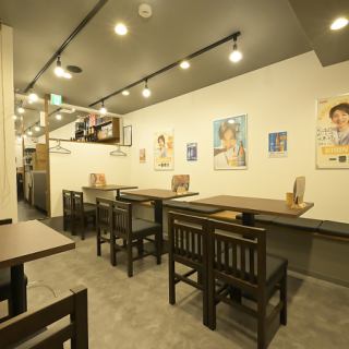 【2F】2名様用のテーブル席は、周囲の喧騒から少し離れてゆっくりと過ごしたい時にぴったりです。シンプルながらも機能的なデザインの席は、清潔感があり心地よい距離感を保てます。少人数向けの落ち着いたエリアとなっており、こだわり抜いた鶏料理の数々をじっくりと味わう大人のひとときをサポートします。