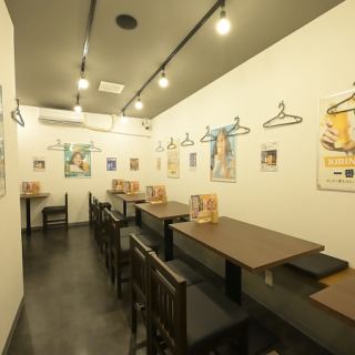 【1F】20席 15名~20名まで貸切可能 【2F】44席 35名~44名まで貸切可能 【お店全体】 55~64名まで貸切可能/最大64名様まで収容可能な全館貸切プランは、会社行事や大規模なパーティーに最適です。15名様からの少人数貸切も可能で、用途に応じた空間利用が叶います。周囲に気兼ねなく賑やかな宴のひとときを★