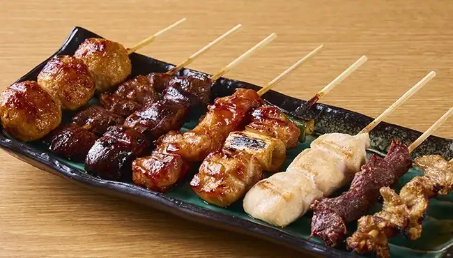 《看板メニュー！》国産若鶏を使用！「やきとり8種盛り」869円(税込)