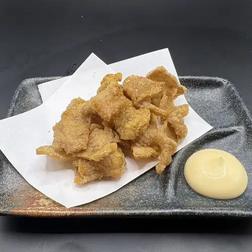 Fried chicken skin with curry flavor