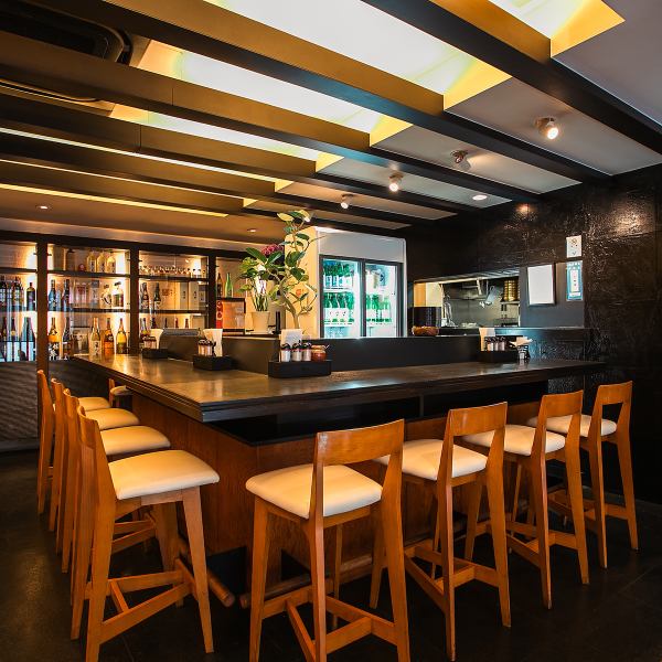 【韓国式うどんカルグクス専門店】　「酒房はるぅ」は、自家製麺の温もりと、気軽にお酒を楽しめる居心地の良さを大切にした酒房です。木のぬくもりを感じる雰囲気の中で、心温まるひと時をお過ごしいただけます。カルグクスの美味しさと心和むひとときを届ける“晴れの酒房”として、皆さまの日常に寄り添い続けます。
