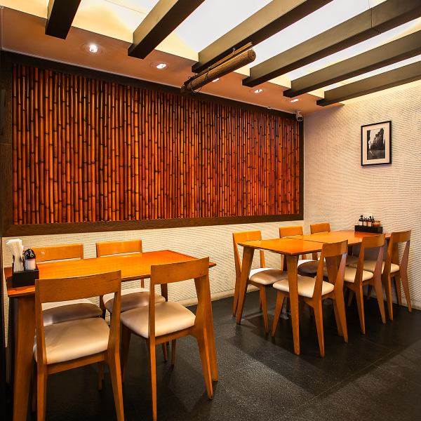 【1人飲み・家族利用、宴会・歓送迎会・貸切も◎】木の温もりを感じる店内で、テーブル席をご用意。お一人様からご家族、宴会まで幅広くご利用いただけます。テーブル席は、ディナー時の宴会では最大35名様までご利用可能！大型宴会や歓送迎会など、大人数のお集まりにもぴったりなスペースを提供しています。