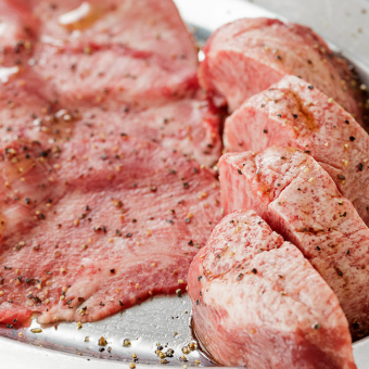 肉三荘のベーシックコース!塩タン、赤身、ホルモンなど9品3500円(税込)