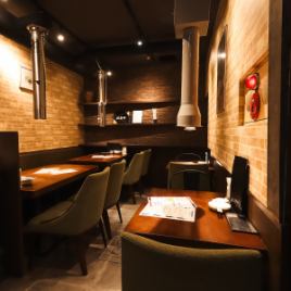 【テーブル席 4×2】 4名様掛けのテーブル席は、ご家族やグループでの会食に最適です。広々とした設計で、複数のお料理やワインを並べてもゆったりとお食事が楽しめます。落ち着いた空間で、会話の弾む贅沢な時間をお過ごしください◎