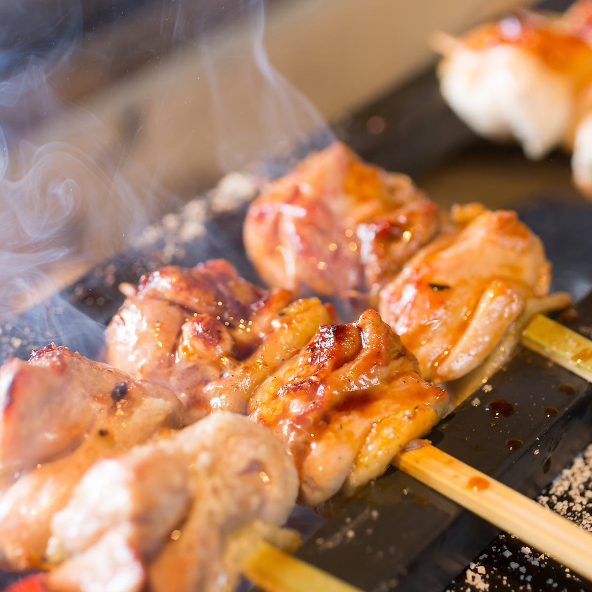The flavorful yakitori made with domestic Binchotan charcoal is exquisite! Rare parts are also ◎