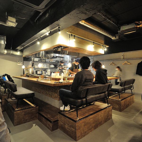 [Good location, 5 minutes walk from Higashi Umeda Station] We are located in a location that is easy to visit near the station.All counters have sofa seats, creating an atmosphere suitable for drinking sashimi, going on a date, or having a meal with friends.