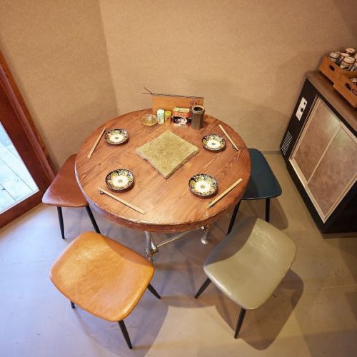 【テーブル 4名様×1卓】入口左手のテーブル席です。