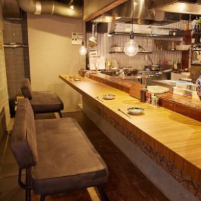 [12 seats in total at the counter] Counter seats where you can see what's going on in the kitchen.The high counter creates a bar-like atmosphere, making it perfect for a date. There is a luggage rack under the table, so you can sit comfortably.