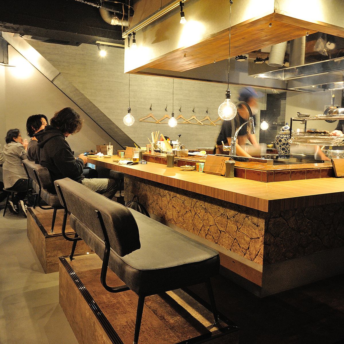 Counter with sofa seats ♪ The perfect interior for a yakitori date ♪