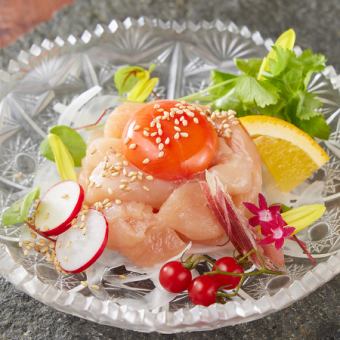 淋上豐富的雞蛋的Yukhoe