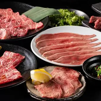 【传奇套餐】包含顶级牛舌、上等牛腩、牛心刺身等12道高级肉类料理——4950日元（含税）