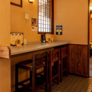 【お一人様でもお気軽にご利用いただけます！】カウンター席を2席ご用意しております♪ご来店しやすいホッとするお席となっております。毎日のランチなどにも是非ご利用下さいませ◎