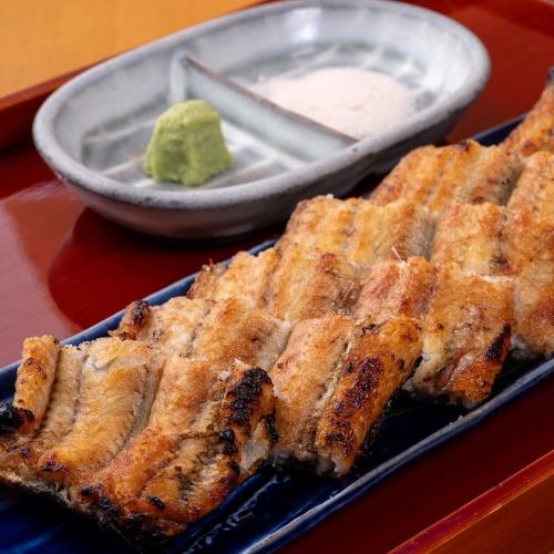 【鰻本来の旨みを満喫】お酒のお供にもピッタリな一品！地焼きで仕上げた絶品「白焼き」をご用意